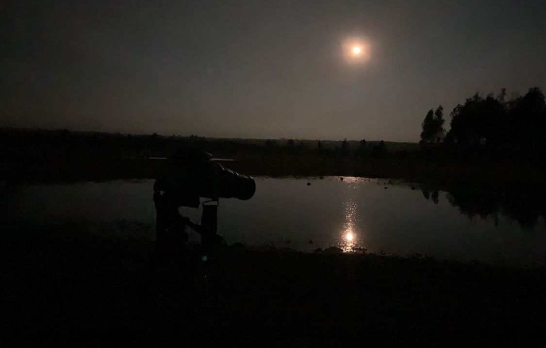 Luna sobre laguna